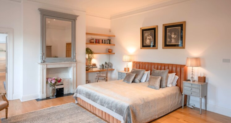 Upper Garden Apartment Bedroom - Hampton Court